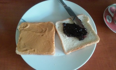 Το τελευταίο μου κόλλημα: σάντουιτς με φιστικοβούτυρο και μαρμελάδα για πρωινό!
